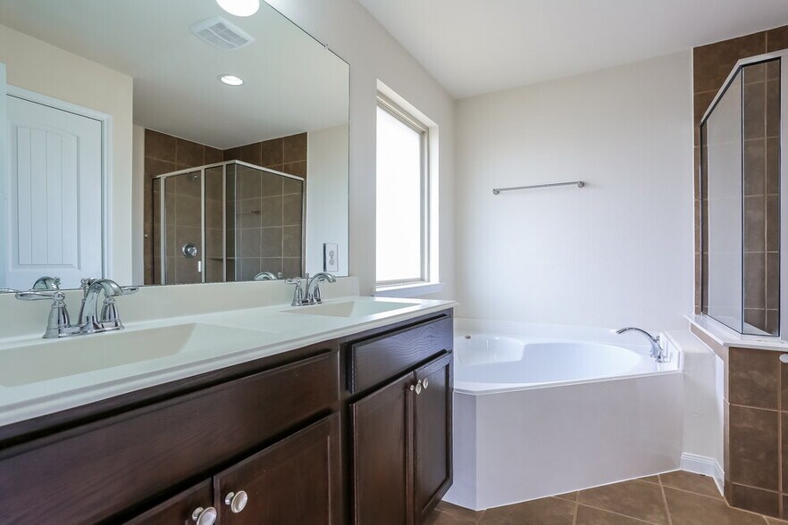 Building Photo - 13230 Chanel Dr