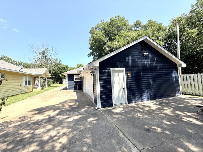 Building Photo - 901 Wolverton St