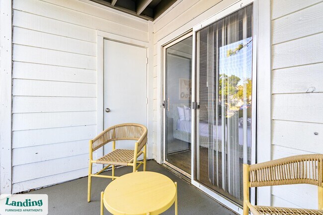 Building Photo - 1000 Palm Pl Dr NE