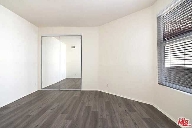 Building Photo - 620 S Gramercy Pl