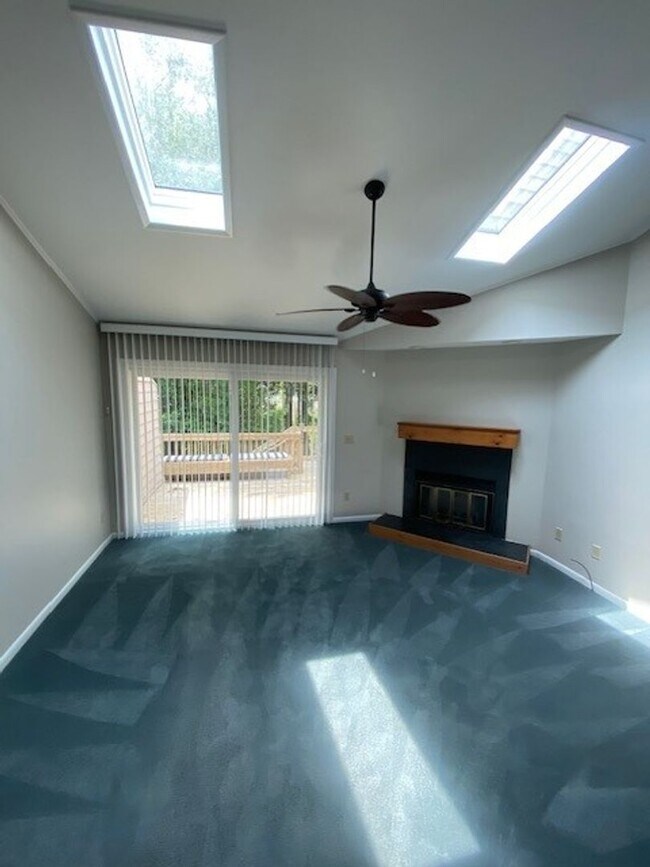 Building Photo - Welcome to this stunning 2-bedroom, 2-bath...