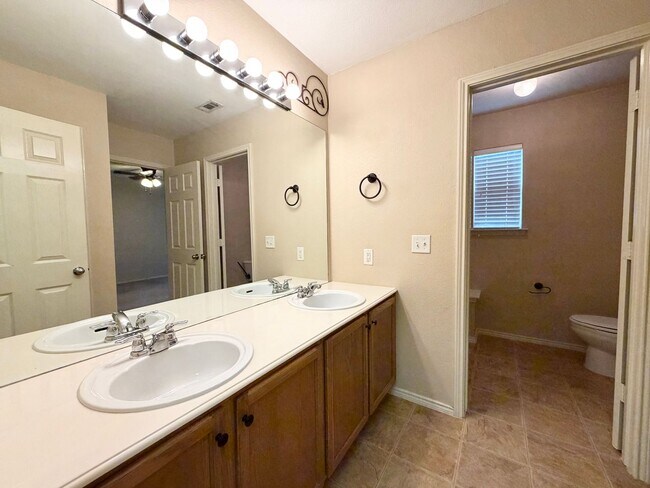 Building Photo - 2224 Stonepark Pl