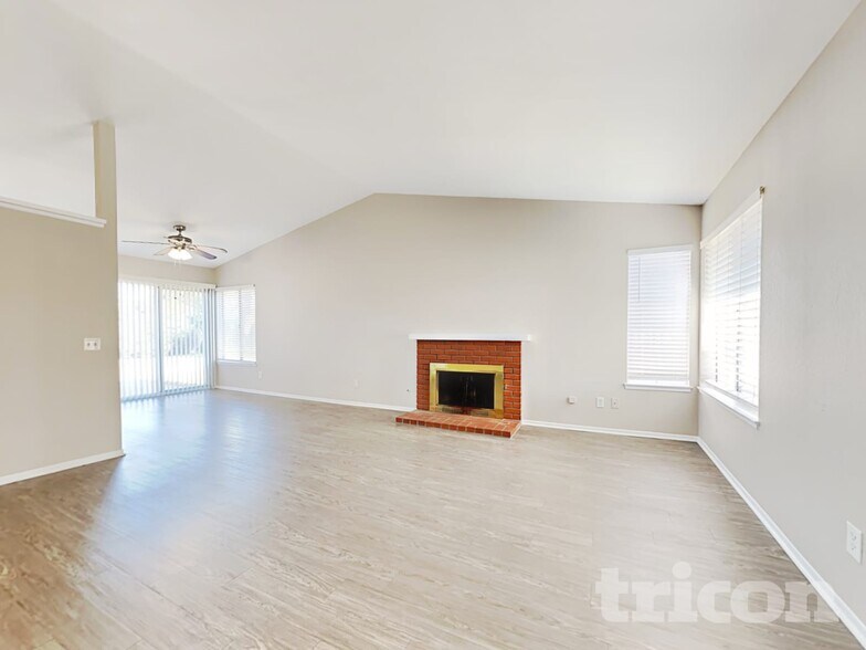 Building Photo - 105 S Lamarr St