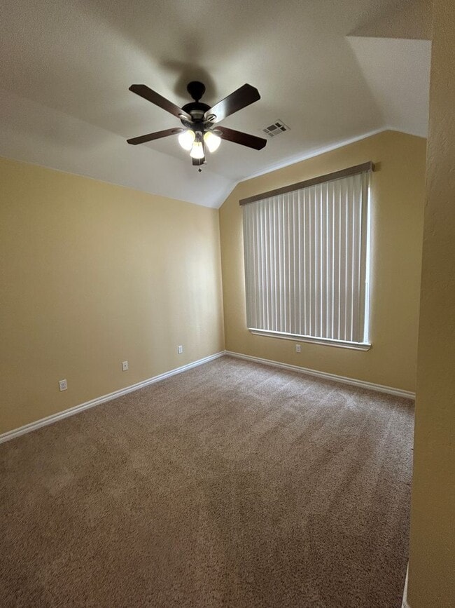 Building Photo - 4 bedroom, 2 bathroom NOW Available!