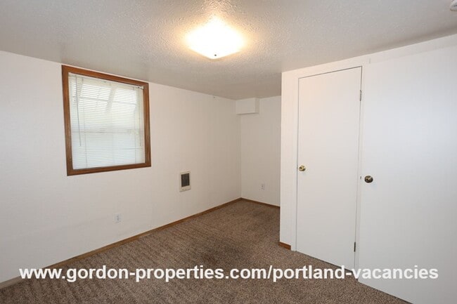 Building Photo - SE 57th Ave - 5 bedroom home with fireplac...