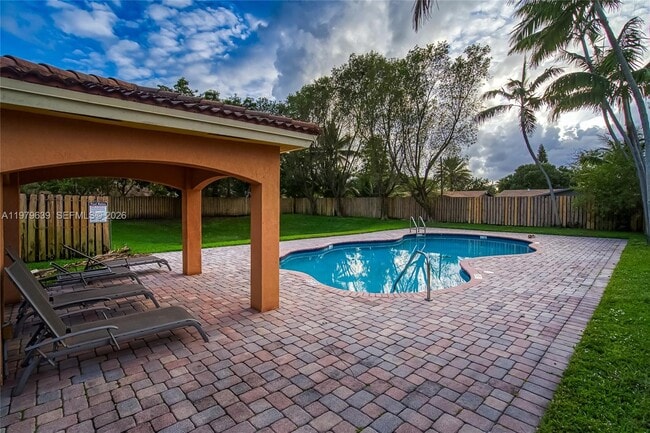 Building Photo - 330 SW 2nd Ave