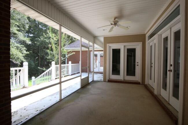 Building Photo - 212 North Cir