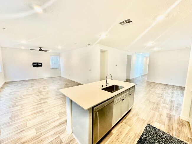 Building Photo - Newly-Built NextGen 5 bed 3.5 bath Lennar ...