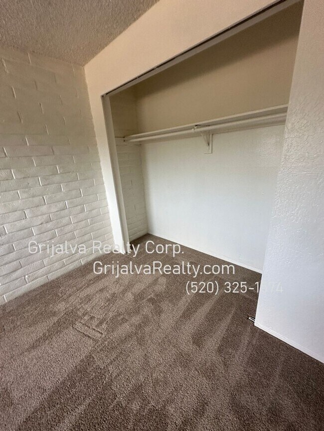 Building Photo - East Side 5 Bedroom, 2 Bath House for Rent (Stella/Kolb)