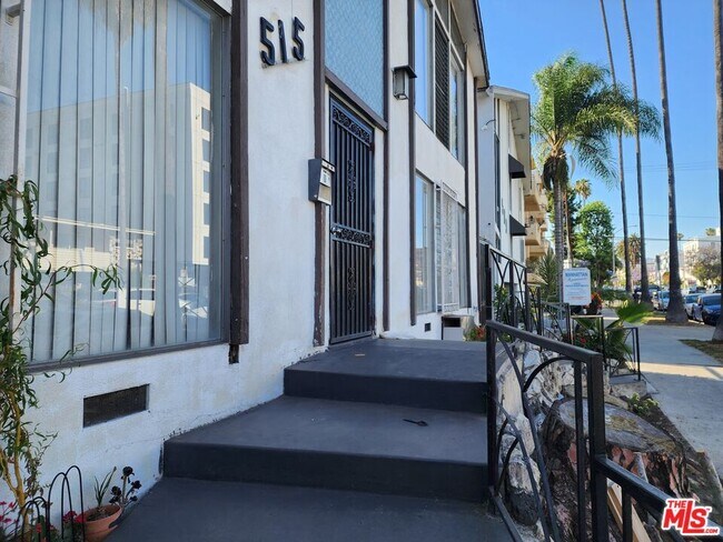 Building Photo - 515 S Manhattan Pl