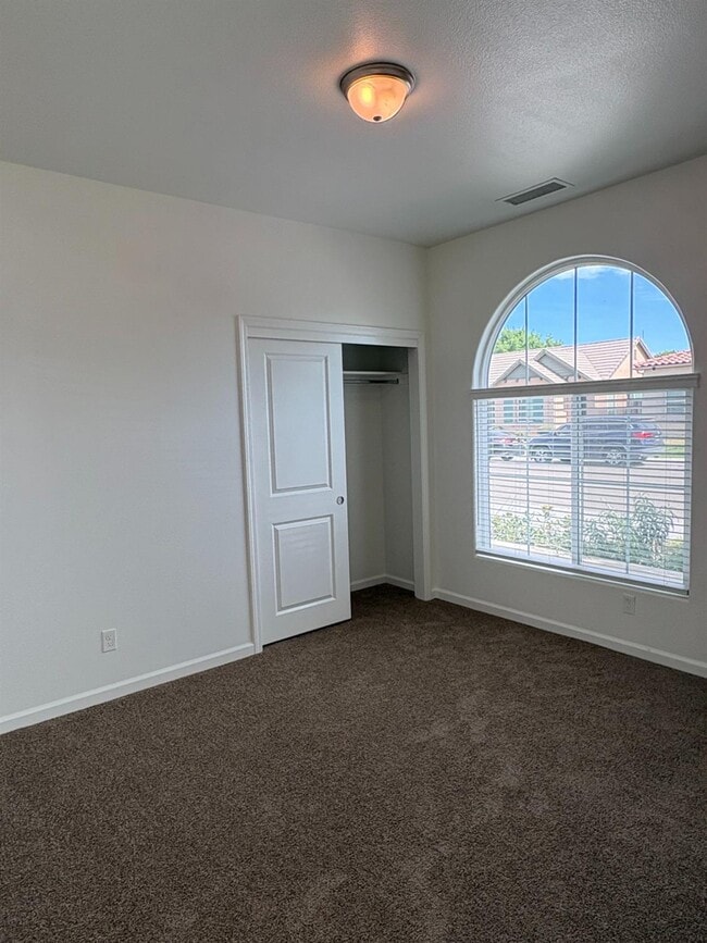 Building Photo - 5990 E Kerckhoff Ave