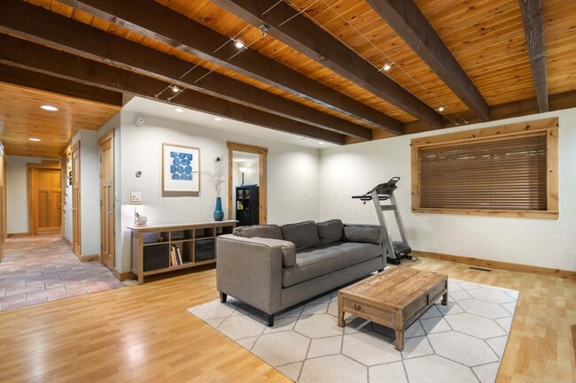 Building Photo - SW Bend Reverse-Living Home on .36 Acres | 5 Bedrooms | 3 Bathrooms