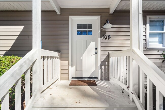 Building Photo - Lakefront Oconee Home