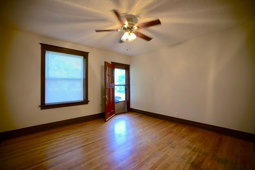 Building Photo - 3923 Dunnica Ave