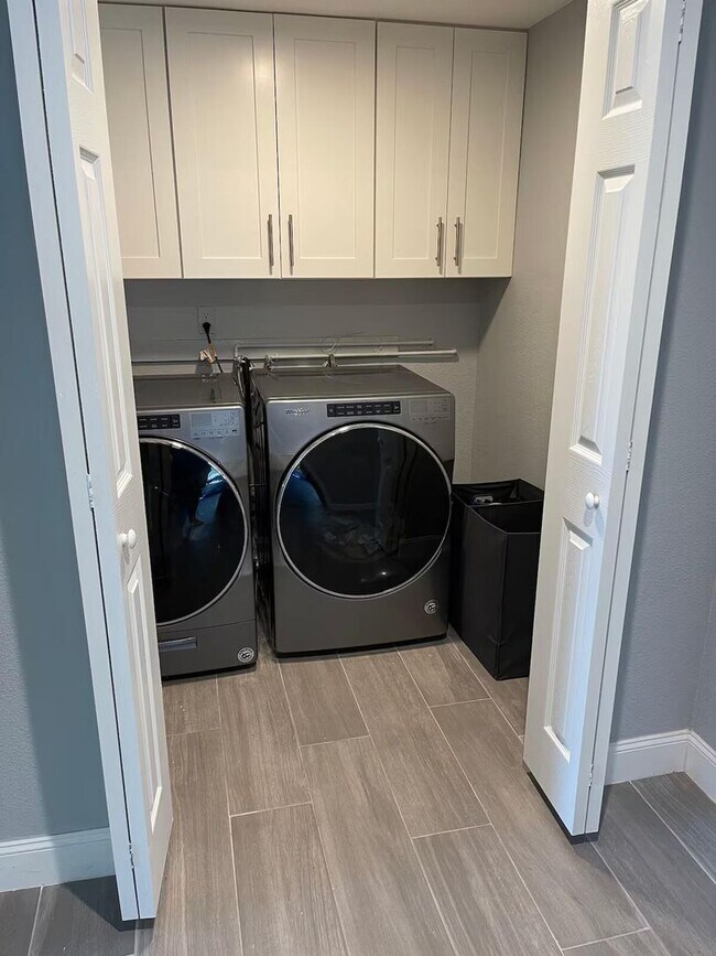 Building Photo - 4 Bed/2 Bath Waterfront Paradise with Pool, Dock & Gulf Access in Baileys Bluff