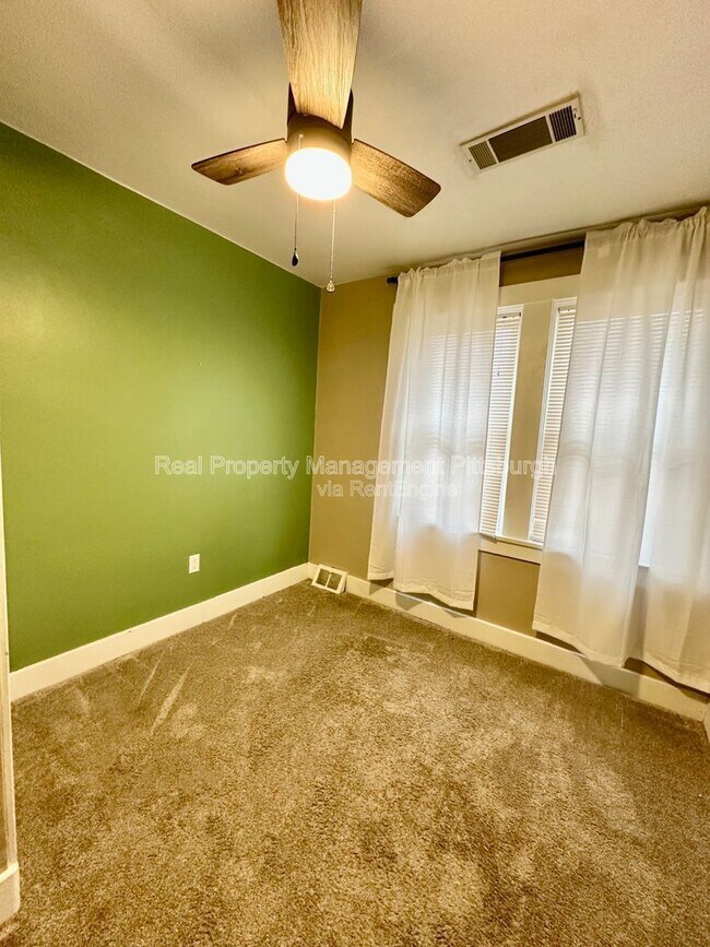Building Photo - 1112 Kelton Ave