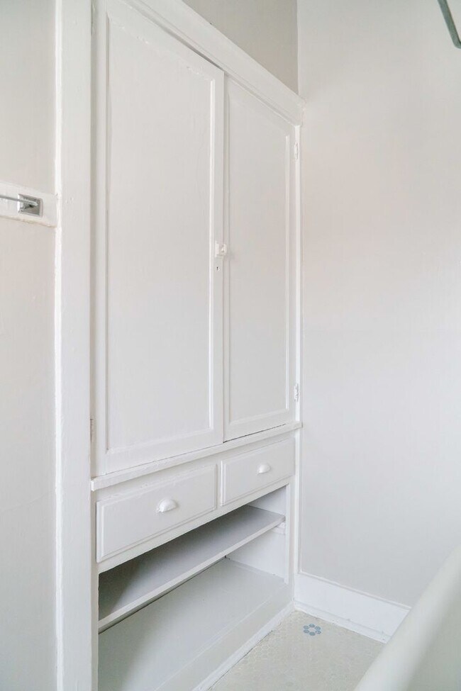 Building Photo - Uptown / Ravenswood - Studio - w/ Decorative Fireplace