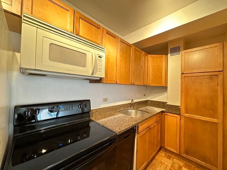 Building Photo - 4180 N Marine Dr