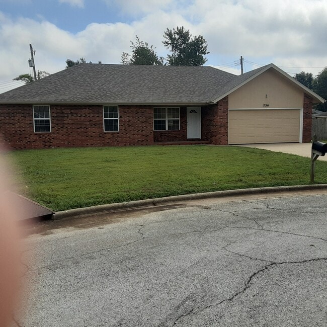 Primary Photo - 236 N Foster Ave