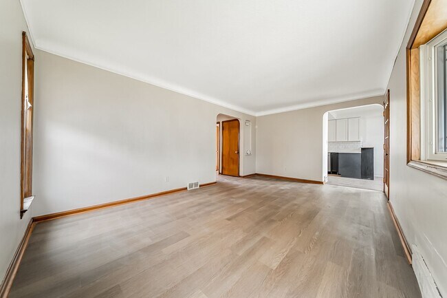 Building Photo - Beautiful 3 beds, 1.5 bathroom home with b...