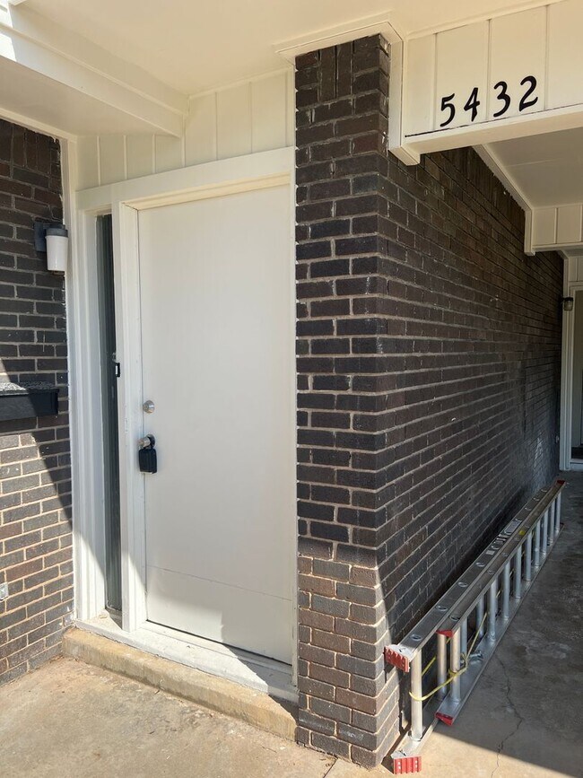 Building Photo - Pre Leasing for Fall 2026! Remodeled 3/2 near LCU!