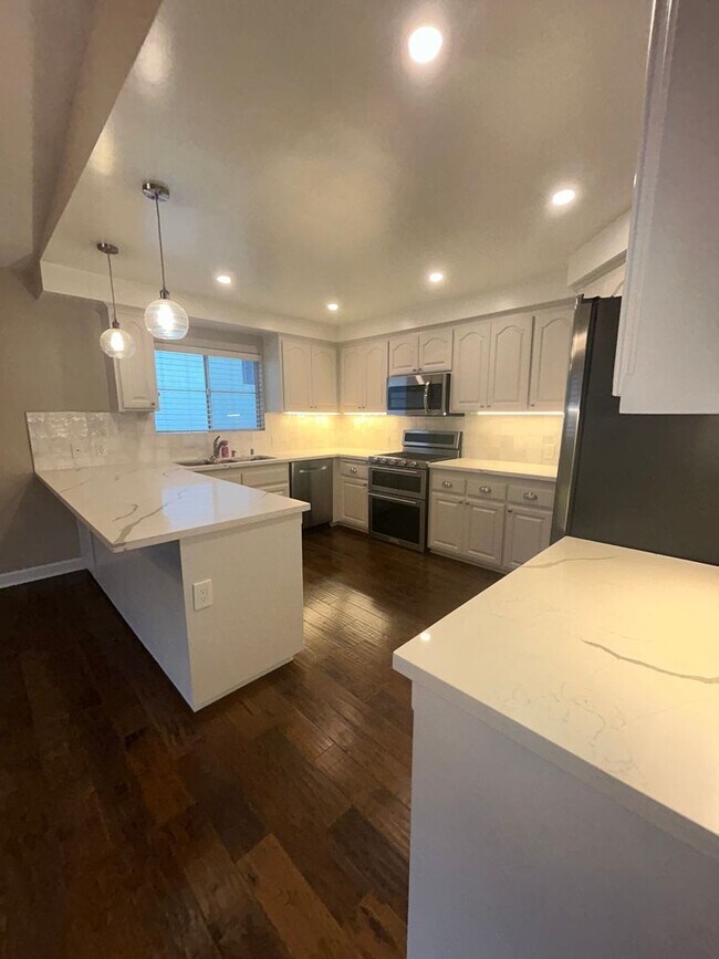 Building Photo - Beautiful 3 Bedroom 2 Bath condo!!