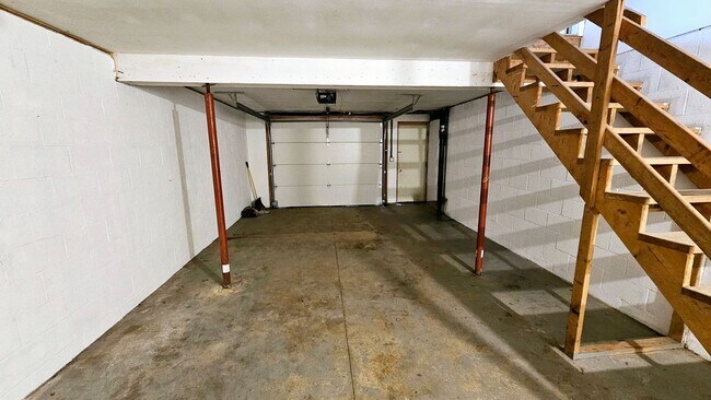 Building Photo - 851 Forest Dr