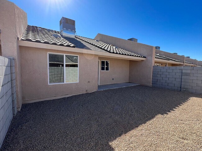 Building Photo - 3 BEDROOM TOWNHOME!
