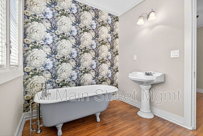 Building Photo - 829 N Hyer Ave