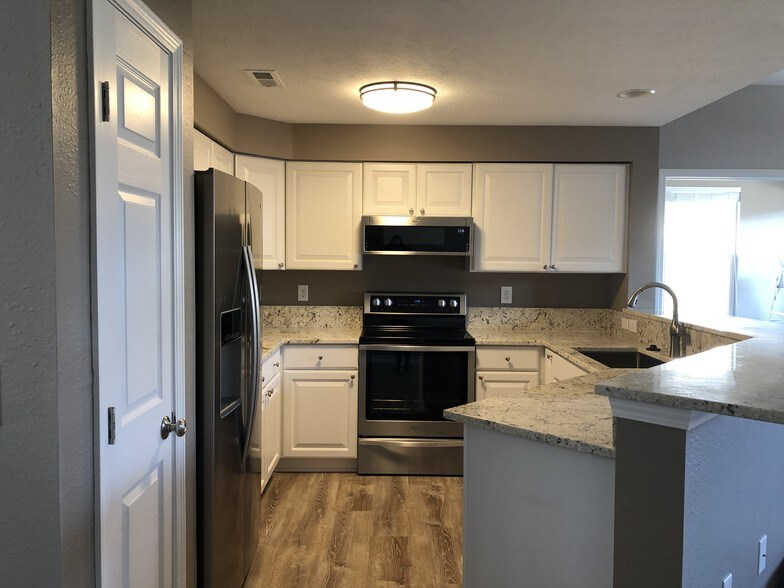 Renovated Kitchen - 1483 Fox Pointe Cir