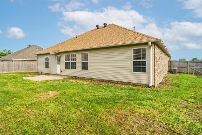 Building Photo - 530 Lasso Ln