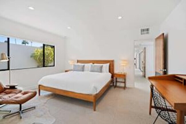 Building Photo - 5 bedroom 5 bath Available for Short Term ...