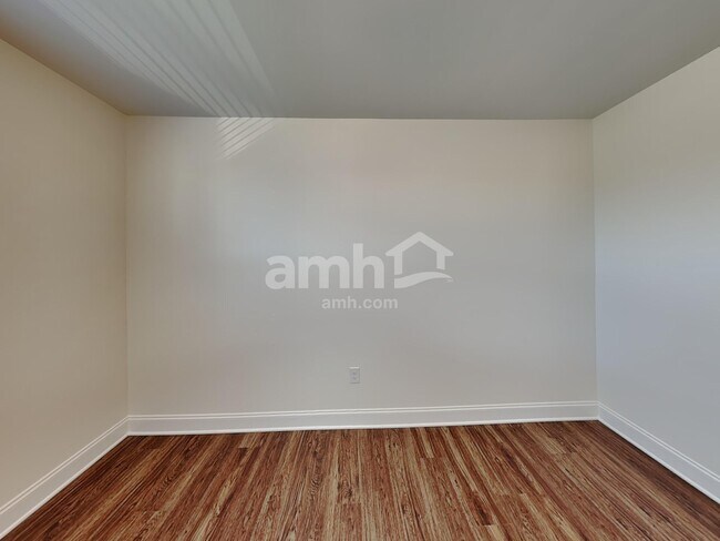 Building Photo - 106 Larragan Dr