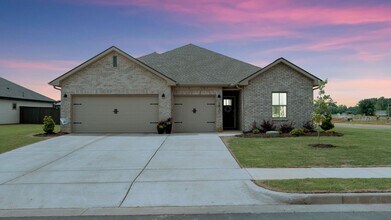 Building Photo - Like-new 4BR/3BA home in desirable St. Cla...