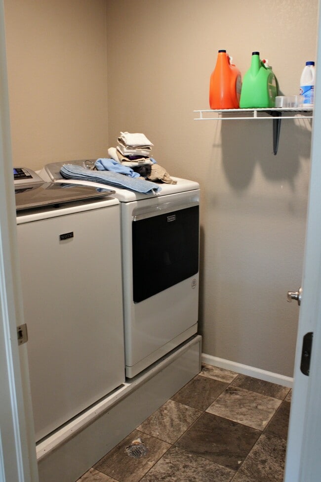 Building Photo - 415 3rd St