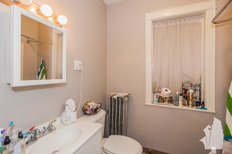 Building Photo - 2061 W Birchwood Ave