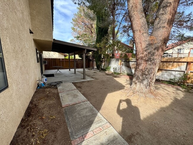 Building Photo - Beautiful 4 Bedroom Home