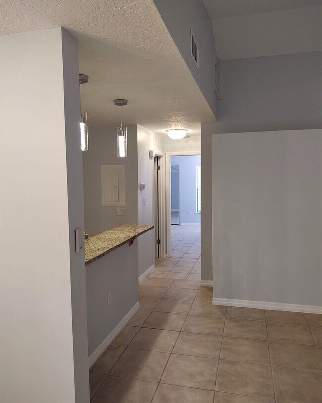 Building Photo - Lovely Condo for rent