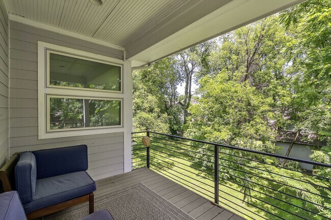 Building Photo - Awesome fully furnished 1BE/1BA in the Wav...