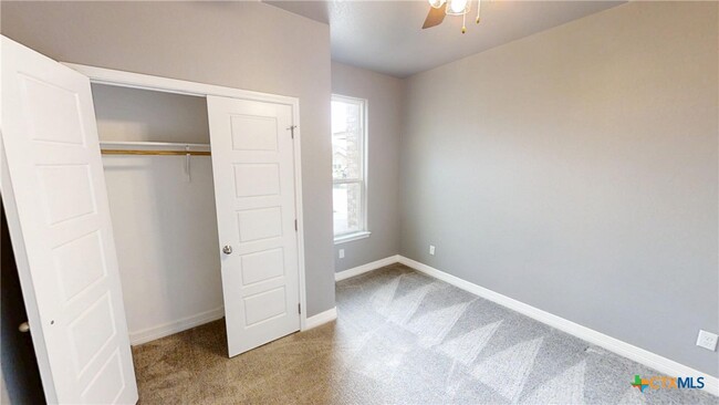 Building Photo - 809 Holliday Dr