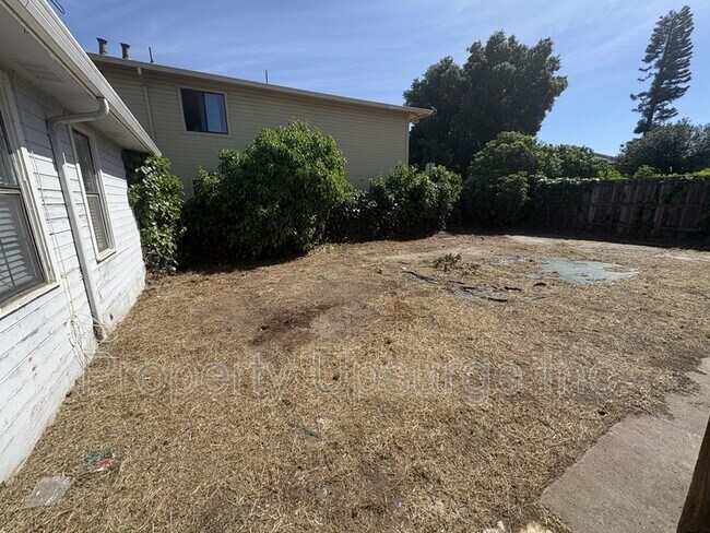 Building Photo - 104 E 6th St