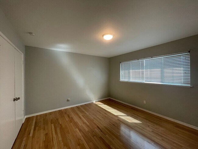 Building Photo - BEAUTIFULLY UPDATED 3 BEDROOM 2 BATH HOME ...