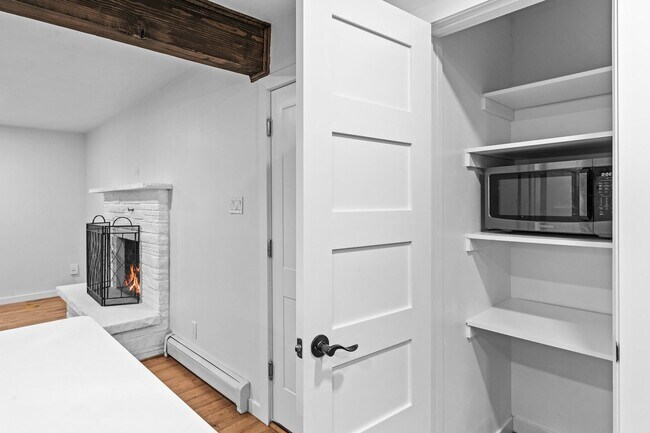 Building Photo - Charming and Renovated 4 Bedroom 2 Bathroo...