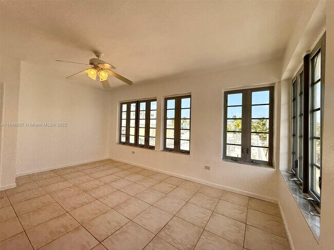 Building Photo - 901 Collins Ave