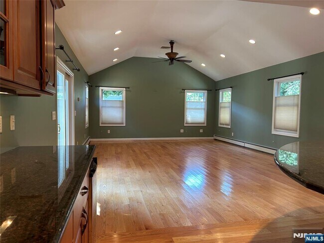 Building Photo - 10-11-11 Alexander Ave