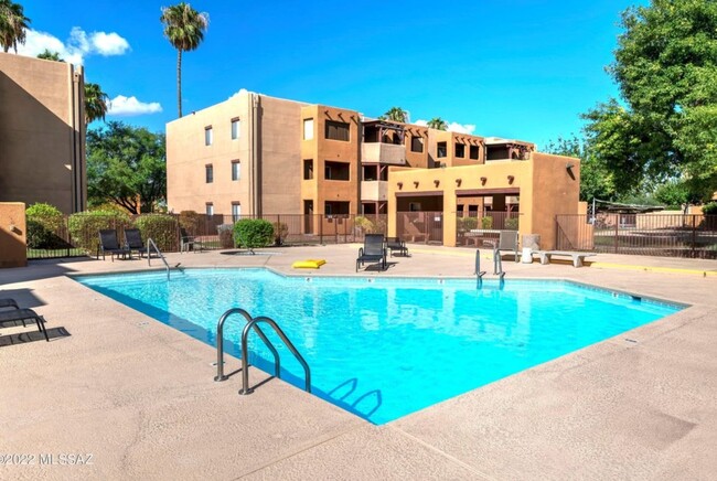 Big pool and spa - 1810 E Blacklidge Dr