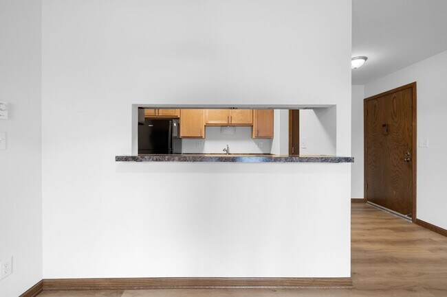 Building Photo - Renovated Lower Studio Apartment Available at our Cedar View Apartments