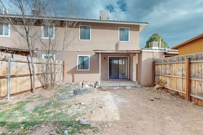 Building Photo - 3 Bedroom 1 1/2 Bath Townhouse in the hear...