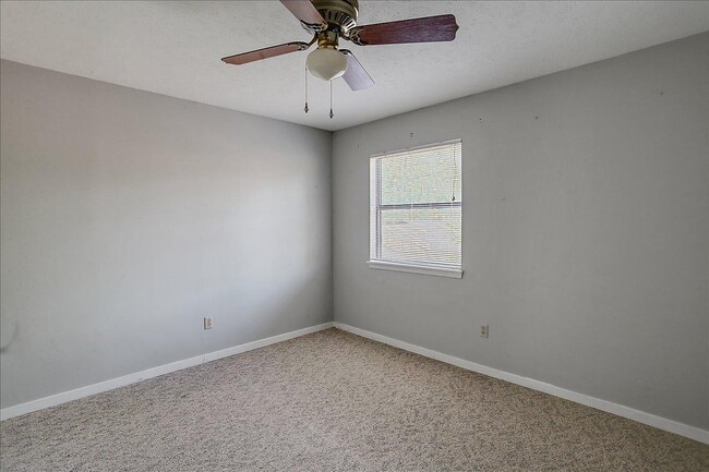 Building Photo - 14 Shore Dr