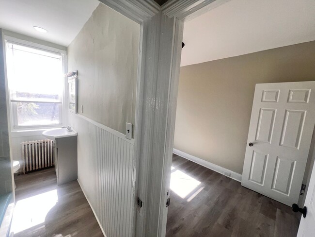 Building Photo - Contemporary 2 Bedroom Townhome w/ Updated Kitchen & Washer/dryer